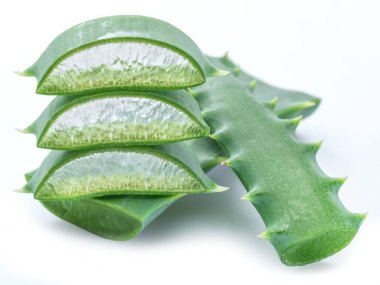 Aloe Vera 'nın beyaz arka planda taze dilimleri var. Makro.