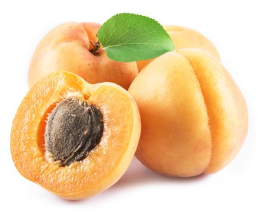 Beyaz arka plan üzerinde izole olgun kayısı.