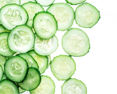 Beyaz arka plan üzerinde izole salatalık dilimleri.