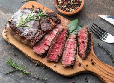 Otlar ve tereyağı bir parça ile Orta nadir Ribeye biftek