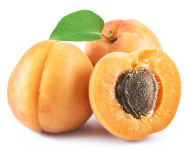 Beyaz arka plan üzerinde izole olgun kayısı.