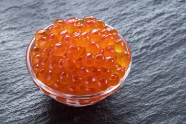 Kase gri grafit arka plan üzerinde kırmızı havyar.