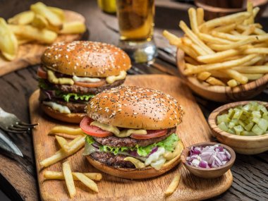 Tahta tepside hamburger ve patates kızartması..