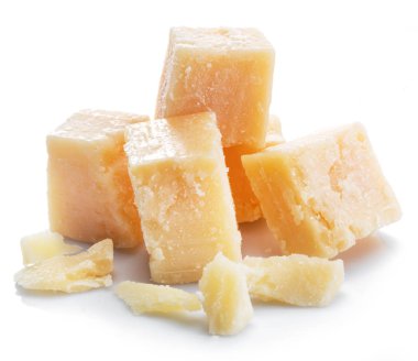 Parmesan peyniri küpleri beyaz arka plan üzerinde izole.