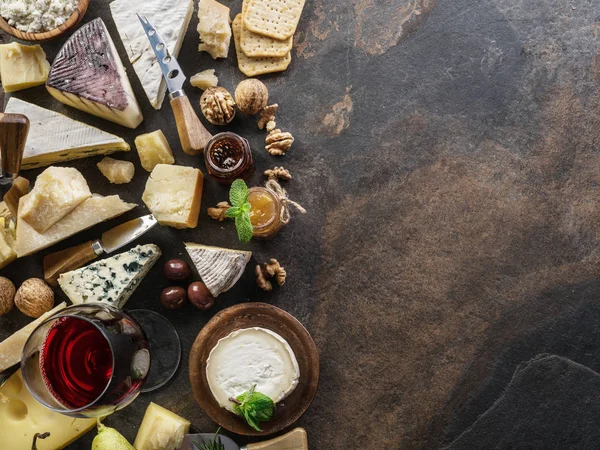Vegyes sajttál szerves sajtok, gyümölcsök, diófélék és bor a st — Stock Fotó