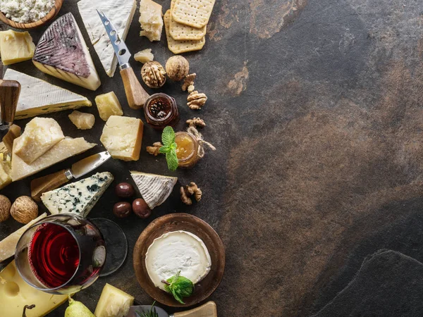 Kaasschotel met biologische kazen, fruit, noten en wijn op st — Stockfoto