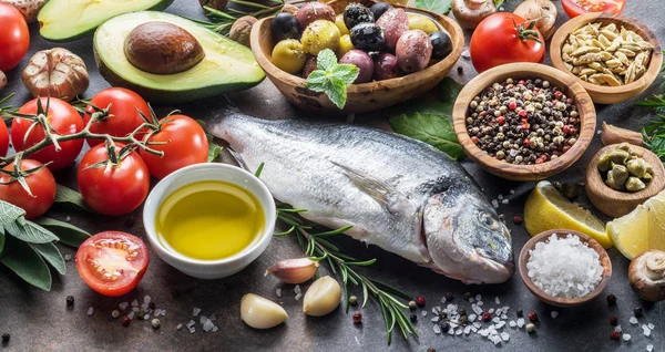 Poisson dorado cru avec épices et légumes sur le panneau de graphite — Photo