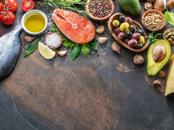 Pescado dorado crudo y filete de salmón con especias y verduras en t —  Fotos de Stock