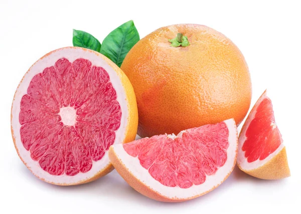 Grapefruit- und Grapefruitscheiben isoliert auf weißem Hintergrund. — Stockfoto