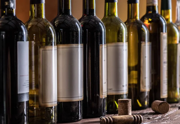 Line of wine bottles. Close-up. — Stock Photo, Image