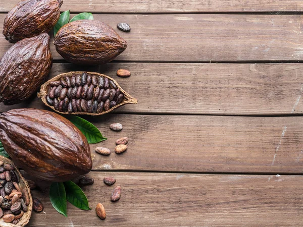 Vaina de cacao y granos de cacao en la mesa de madera. Vista superior. — Foto de Stock