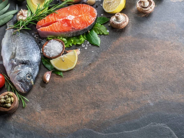 Pescado dorado crudo y filete de salmón con especias y verduras en t —  Fotos de Stock