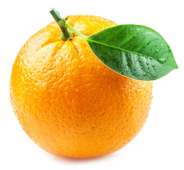 Orangenfrucht mit Orangenblatt mit Wassertropfen isoliert auf weiß — Stockfoto