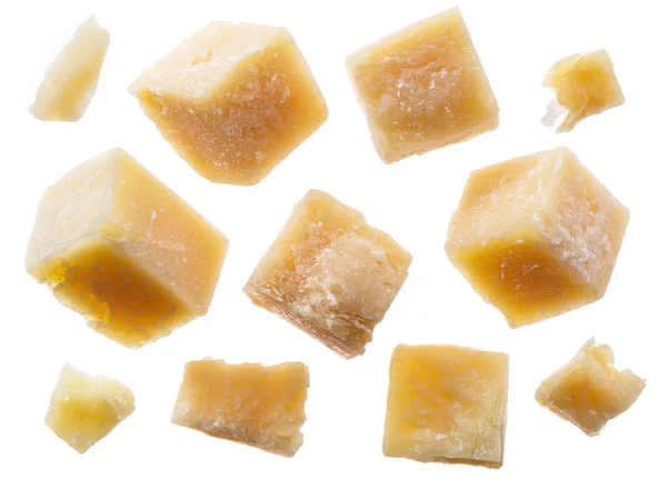 Cubes de parmesan et chapelure de parmesan sur fond blanc. C — Photo