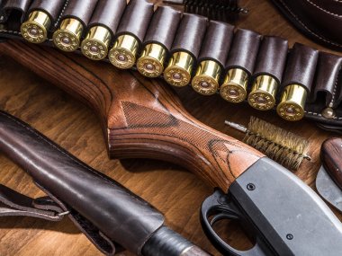 Pompa eylem av tüfeği, 12 kalibre kartuş ve av bıçağı.