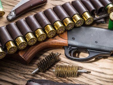 Pompa eylem av tüfeği, 12 kalibre kartuş ve av bıçağı.