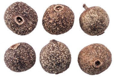 Siyah biberler beyaz arkaplanda izole edilmiş.. 