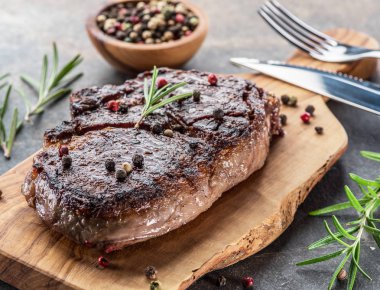 Otlar ve tereyağı bir parça ile Orta nadir Ribeye biftek