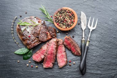 Grafit kurulu otlar ile Orta nadir Ribeye biftek.