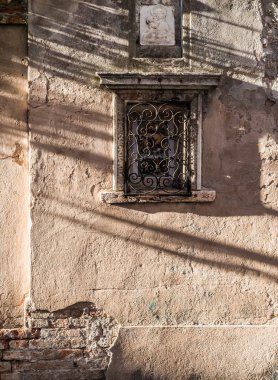 Sahte laticce altında eski çatlak duvar ve vintage boyama.