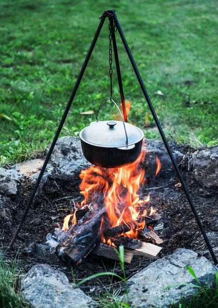 Chaudron au-dessus du feu en plein air . — Photo