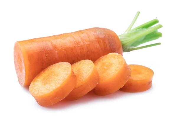 Zanahorias orgánicas frescas y rodajas de zanahoria sobre fondo blanco . —  Fotos de Stock