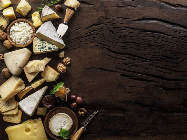 Assortiment van verschillende kaas typen op houten achtergrond. Top v — Stockfoto