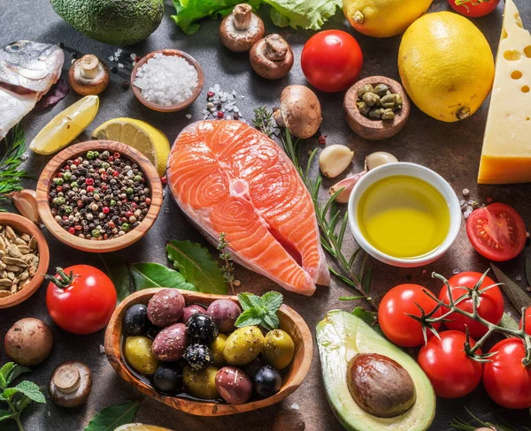 Salmón crudo con especias y verduras en el tablero de grafito . — Foto de Stock