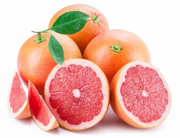 Grapefruitu a grapefruitu řezy izolované na bílém pozadí. — Stock fotografie