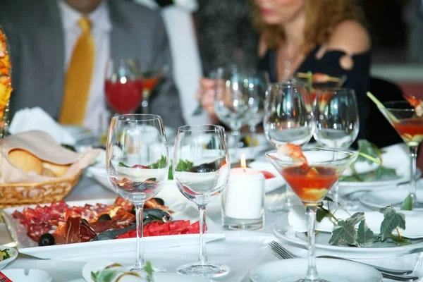 Instelling van de tabel van de vakantie versierd met bloemen en kaarsen. — Stockfoto