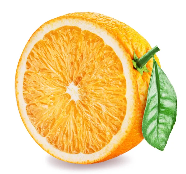 Mitad de fruta naranja con hoja naranja sobre fondo blanco. Clippin. — Foto de Stock