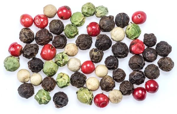 Svart, vit, grön och röd pepparkorn isolerade på vita bakgr — Stockfoto