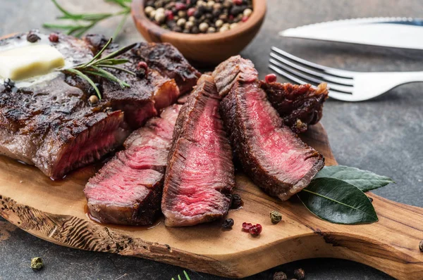 Bistecca Ribeye media rara con erbe aromatiche e un pezzo di burro sul — Foto Stock