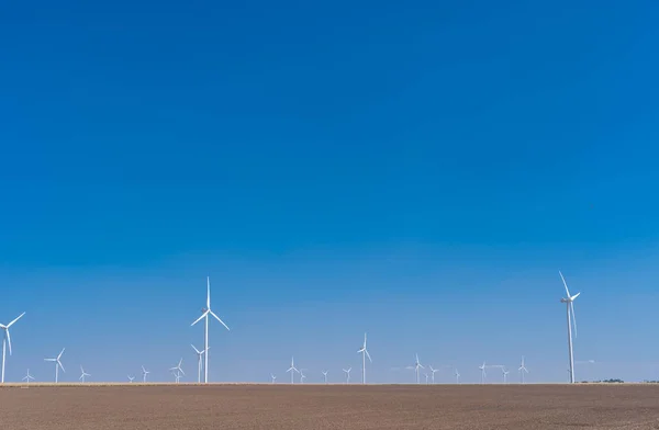 Windkraftanlagen auf dem Feld. wolkenloser Himmel im Hintergrund — Stockfoto