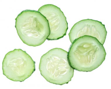 Beyaz arka planda salatalık dilimleri. Kırpma yolu.