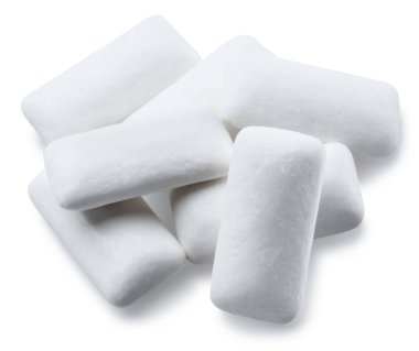 Beyaz arka planda sakız parçaları. Kırpma yolu.