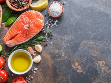 Baharatlar ve sebzeler grafit yönetim kurulu ile Çiğ somon.