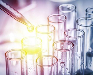 Farklı laboratuvar şişeler ve Züccaciye Mağazaları.