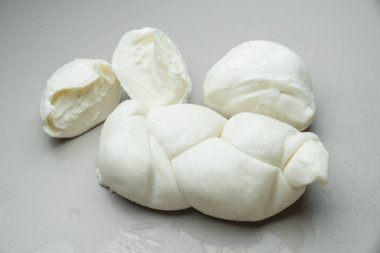 Gri arka planda geleneksel İtalyan mozzarella peyniri.