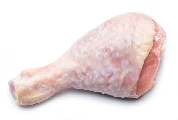 Perna de frango cru isolado no fundo branco. — Fotografia de Stock