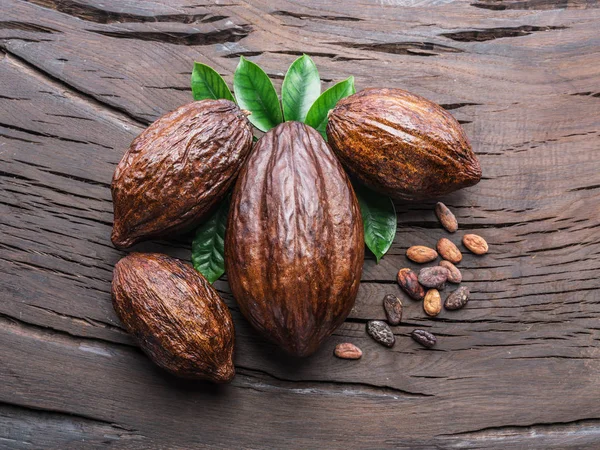 Vaina de cacao y granos de cacao en la mesa de madera. Vista superior. — Foto de Stock