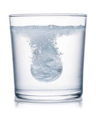 Efervesan tablet bir bardak suda çözünen. Kırpma pat