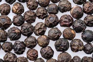 Siyah biberler beyaz arkaplanda izole edilmiş..