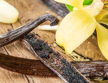 Vanilya meyve ve ahşap masa üzerinde orkide vanilya kurutulmuş.