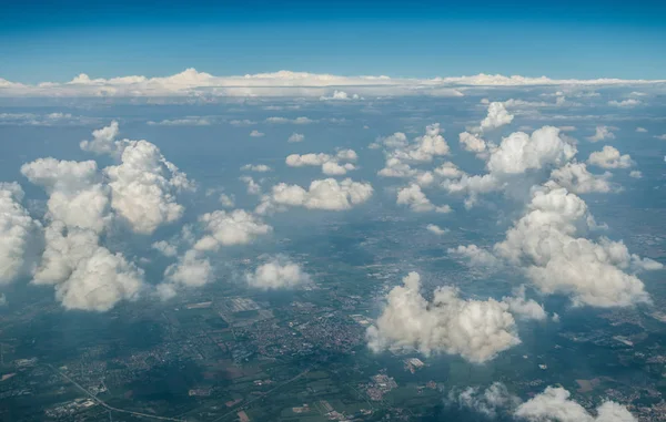 Bílé husté mraky na modrém nebi. Panoramatický výhled nad t — Stock fotografie