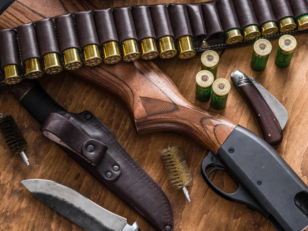 Pompa azione fucile, cartuccia 12 guage e coltello da caccia . — Foto Stock