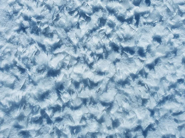 Snö kristall bildar vackert snö mönster på fryst iskalla flod. — Stockfoto