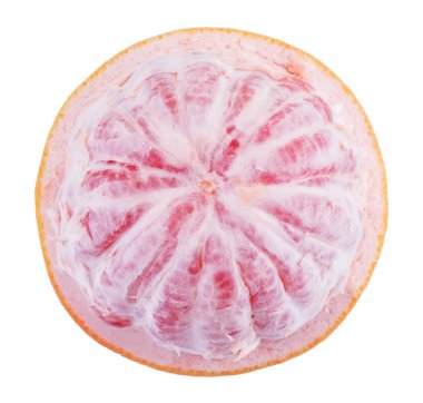 Beyaz arka planda izole edilmiş yarı soyulmuş greyfurt. Kırpma pa