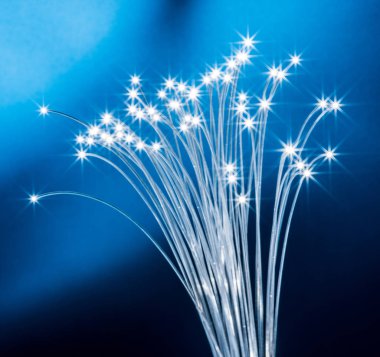 Uçları ışıklar ile optik liflerin paketi. Mavi artalan