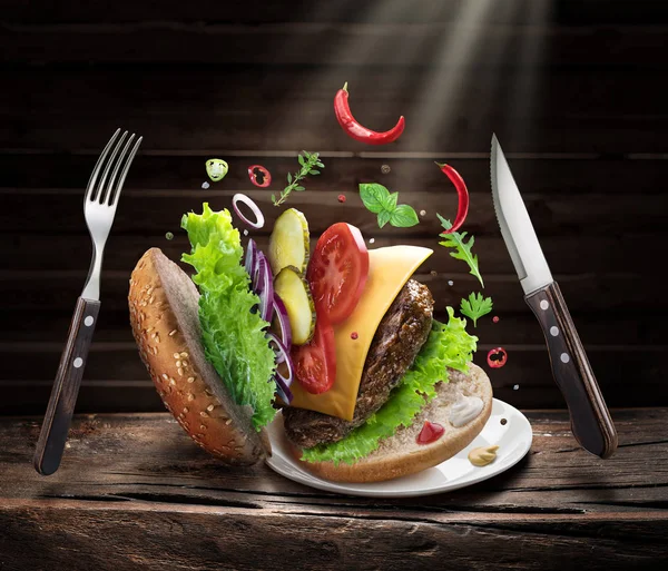 Hamburger Zutaten fallen nach und nach zu einem perfekten — Stockfoto